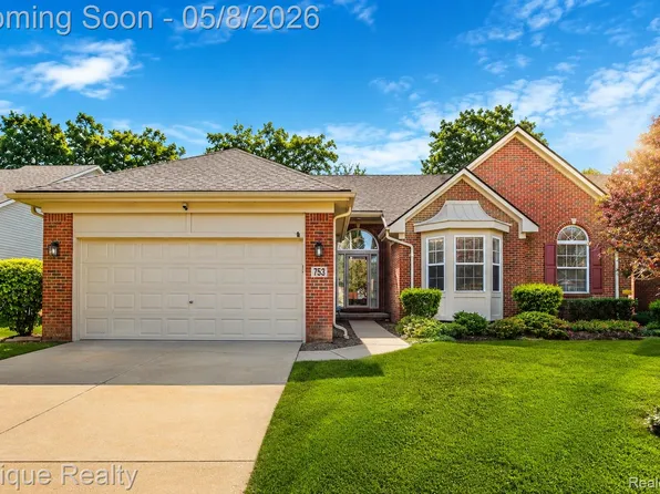 753 Woodhaven Dr, Walled Lake, MI 48390