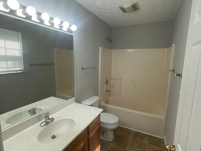 1215 Overton Ln — Photo 15