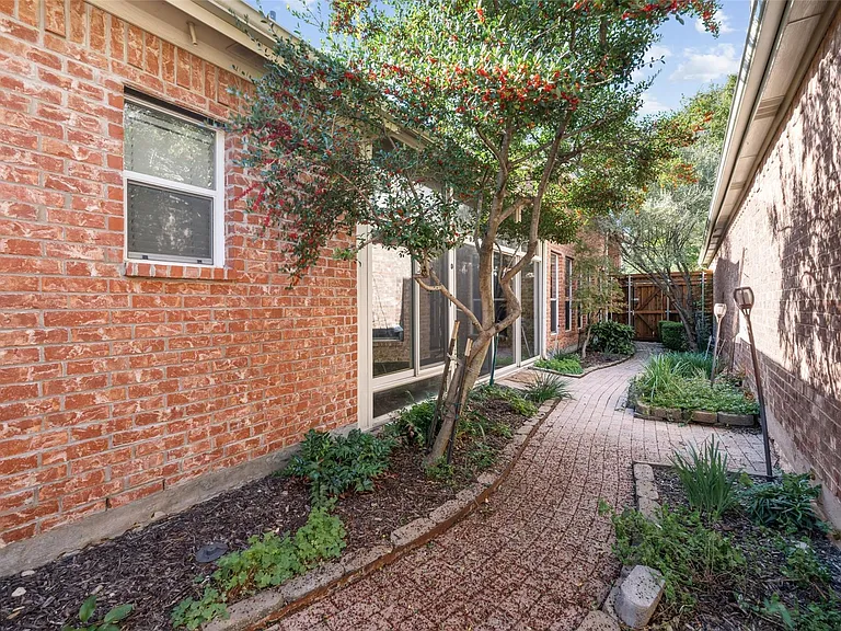 7586 Saint Stephens Sq — Photo 15
