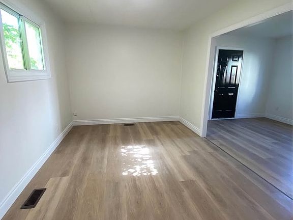 4th image of 165 College Ave N #3