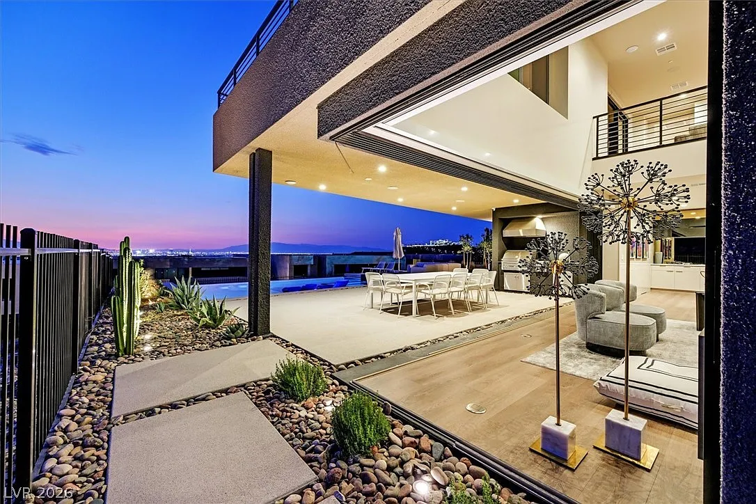 5 bed, 7.0 bath, 7690 sqft, $37,000 — Photo 2