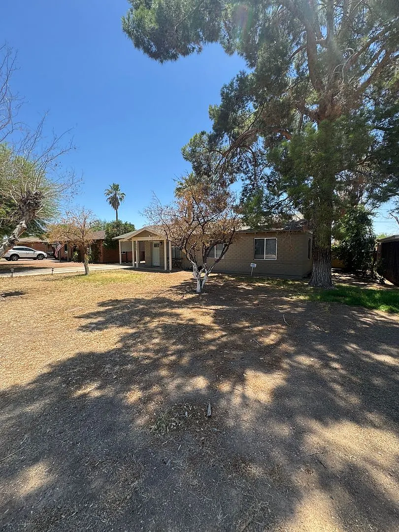 3 Bedroom Home In Phoenix — Photo 2