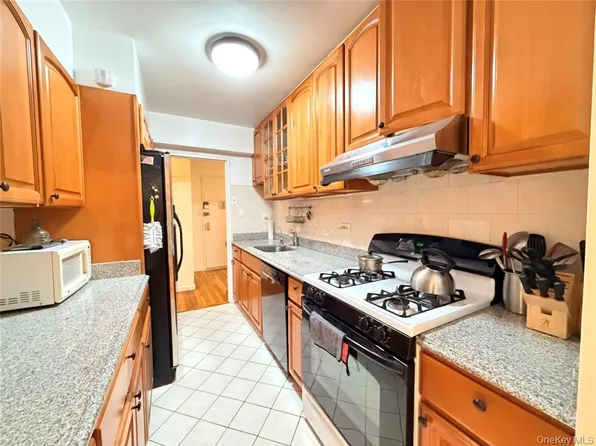 142-05 Roosevelt Avenue image 5 of 13