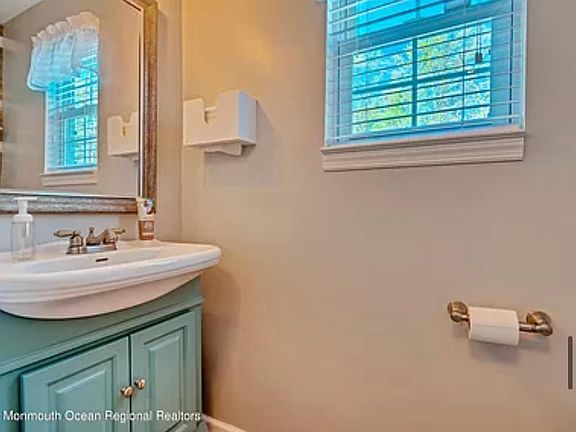 3rd image of 813 France Ct