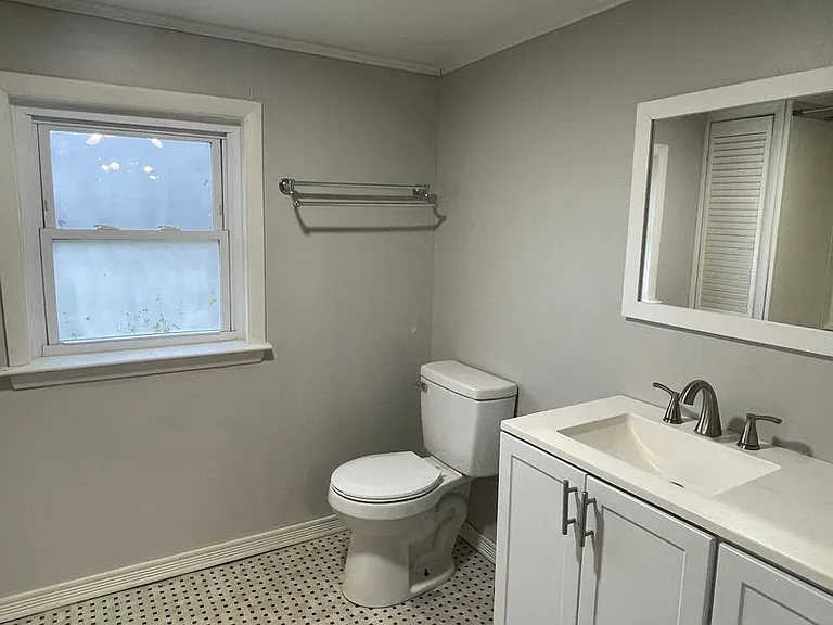 806 E Center St — Photo 16