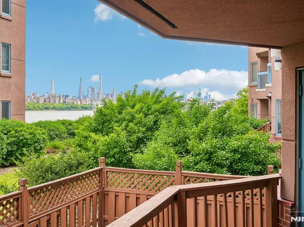 303 Stockton Ct, Edgewater, NJ 07020