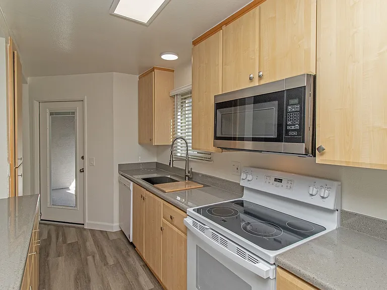 Adams Street Apartments — Photo 26