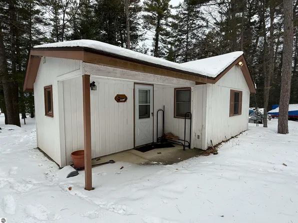7332 Williams Ct, Elk Rapids, MI 49629