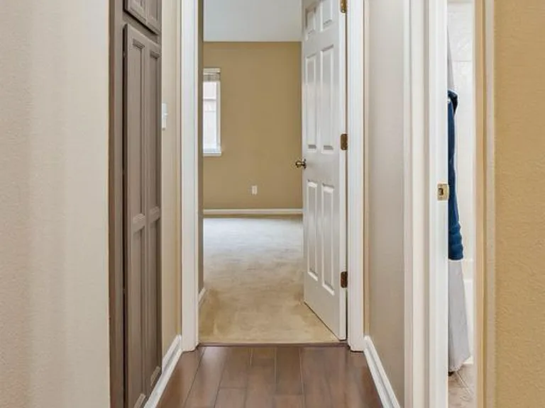 947 Country Ln — Photo 15