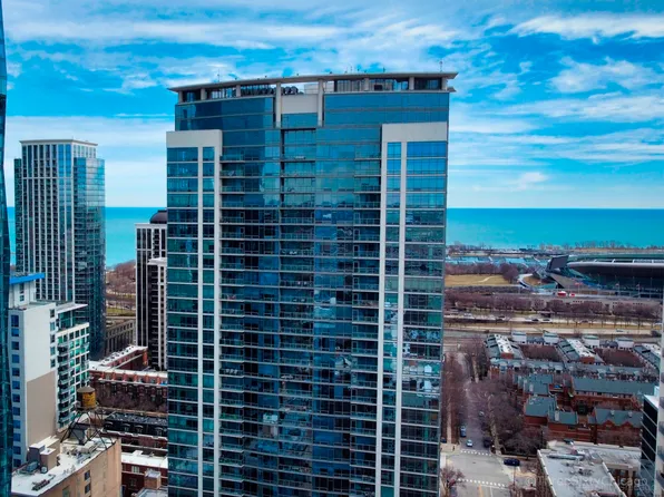 100 E 14th St APT 2706, Chicago, IL 60605