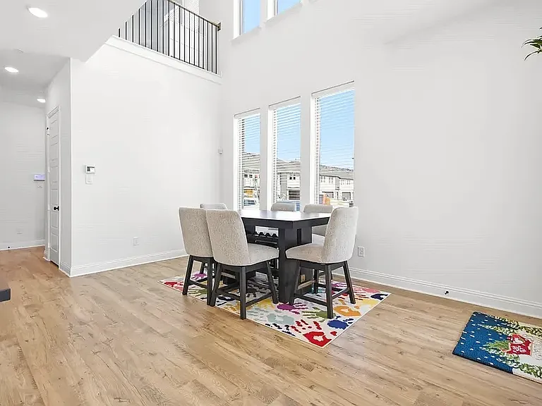 2532 Campden Mews — Photo 3