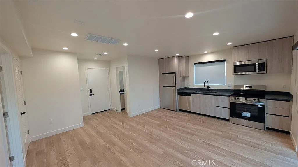 3 bed, 1200 sqft, $4,950 — Photo 2