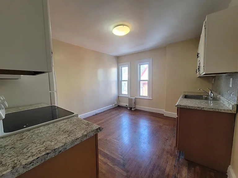 158 Grand St — Photo 3