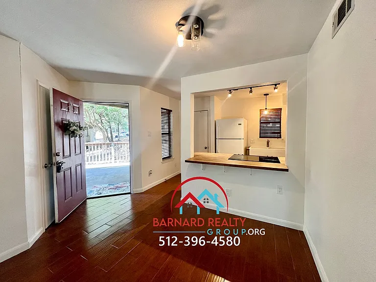 402 Fredericksburg St — Photo 5