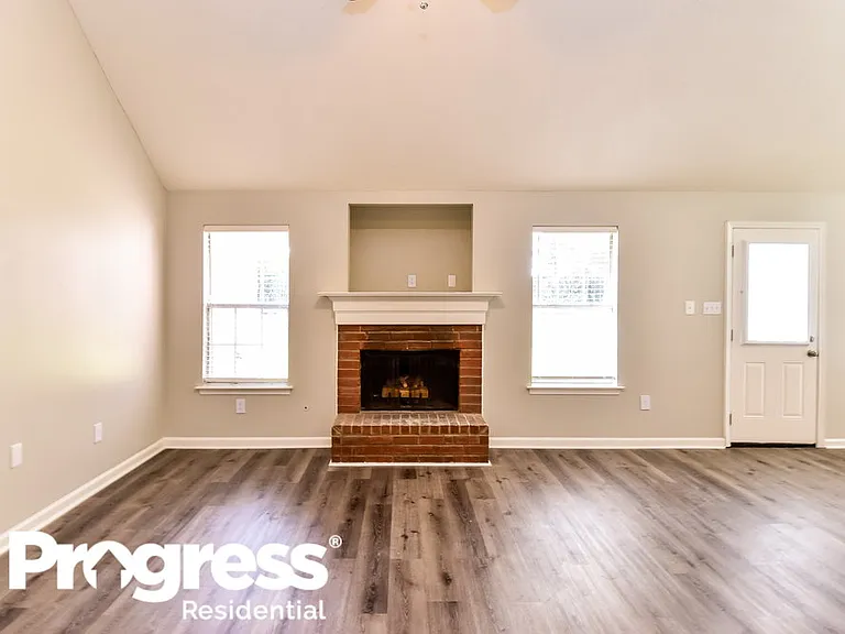 1261 Thames Dr — Photo 3