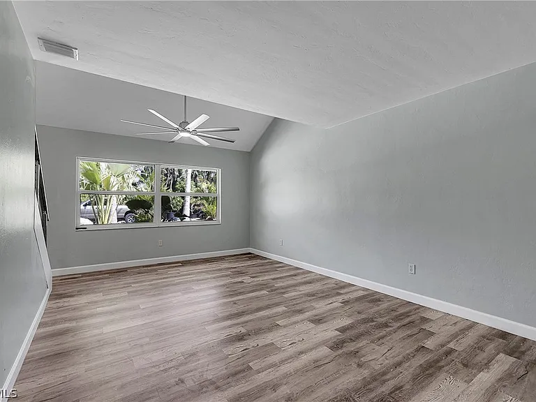 958 Indiana Ave — Photo 11