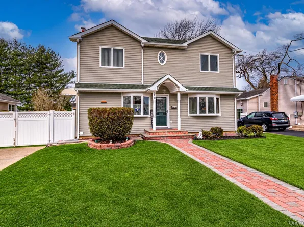 150 Park Lane, Massapequa, NY 11758