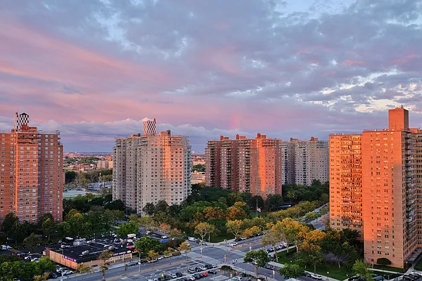 Sold by Thomas Lipovetsky, LREB | media 26