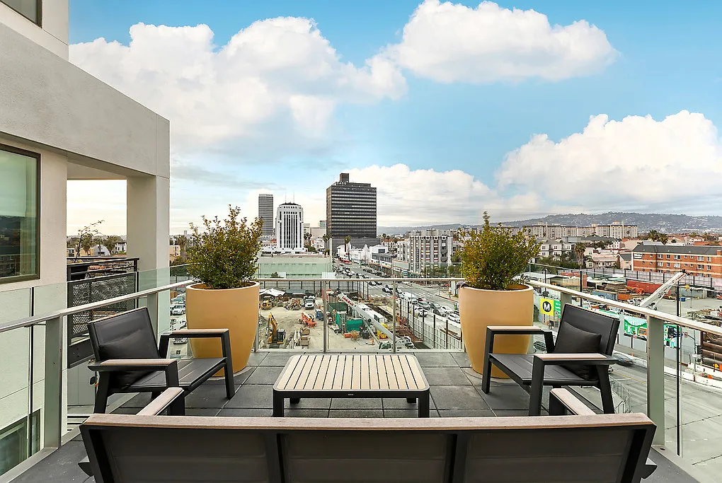 Wilshire La Brea — Photo 2