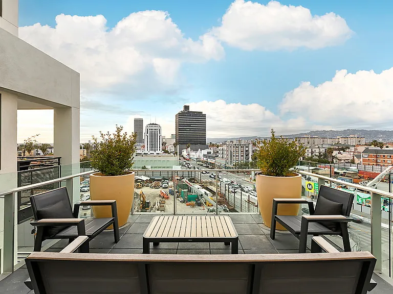 Wilshire La Brea — Photo 3