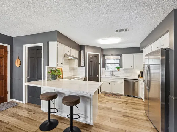 503 West St, Sealy, TX 77474