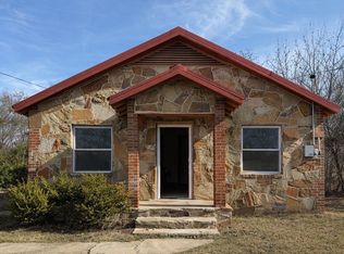 519 Hutchinson St, Bowie, TX 76230