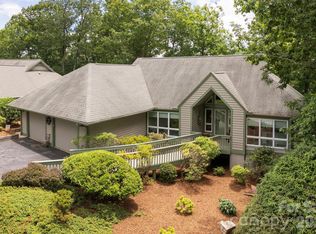129 Forest View Dr, Flat Rock, NC 28731