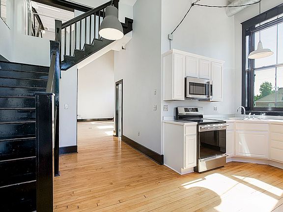 5th image of 918 E 5th St APT 4