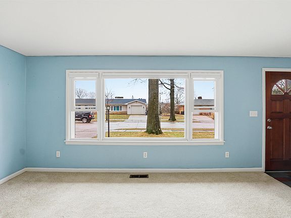 4th image of 940 Hollyhill Dr