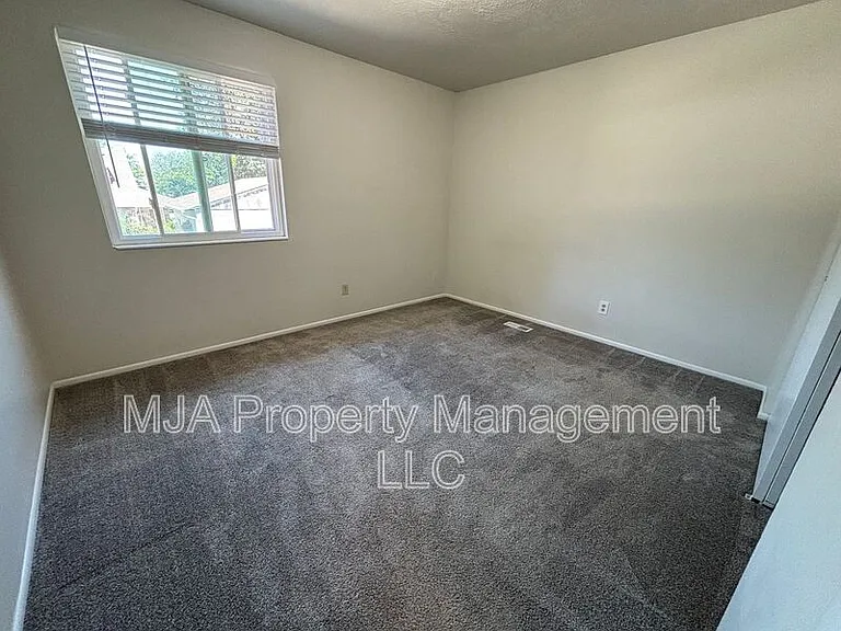 1817 E Vine St — Photo 13