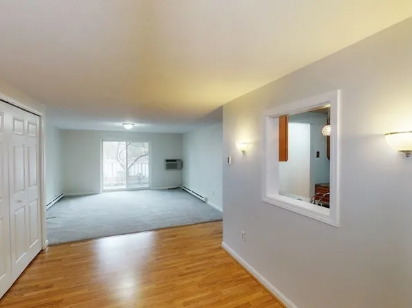 36 Greentree Ln APT 19, Weymouth, MA 02190