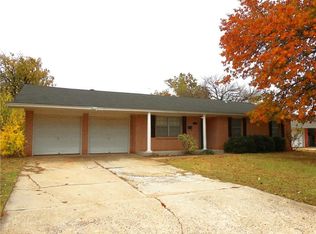 2204 Ridgewood Dr, Moore, OK 73160