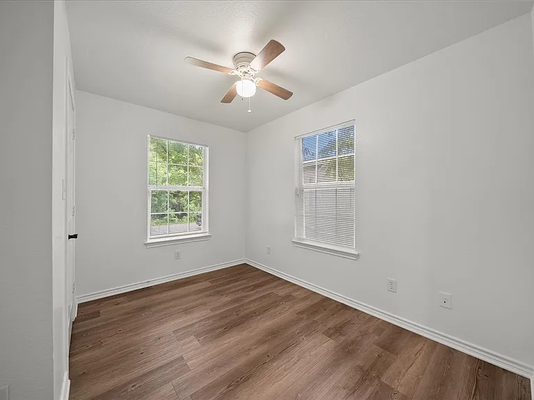 404 W Day St — Photo 17