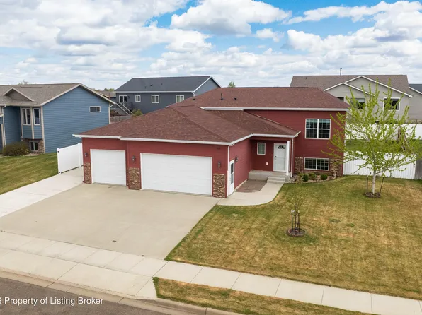 2744 Country Oak Dr, Dickinson, ND 58601