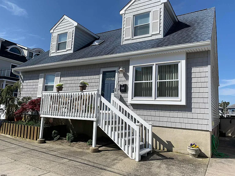 144 N Derby Ave — Photo 9
