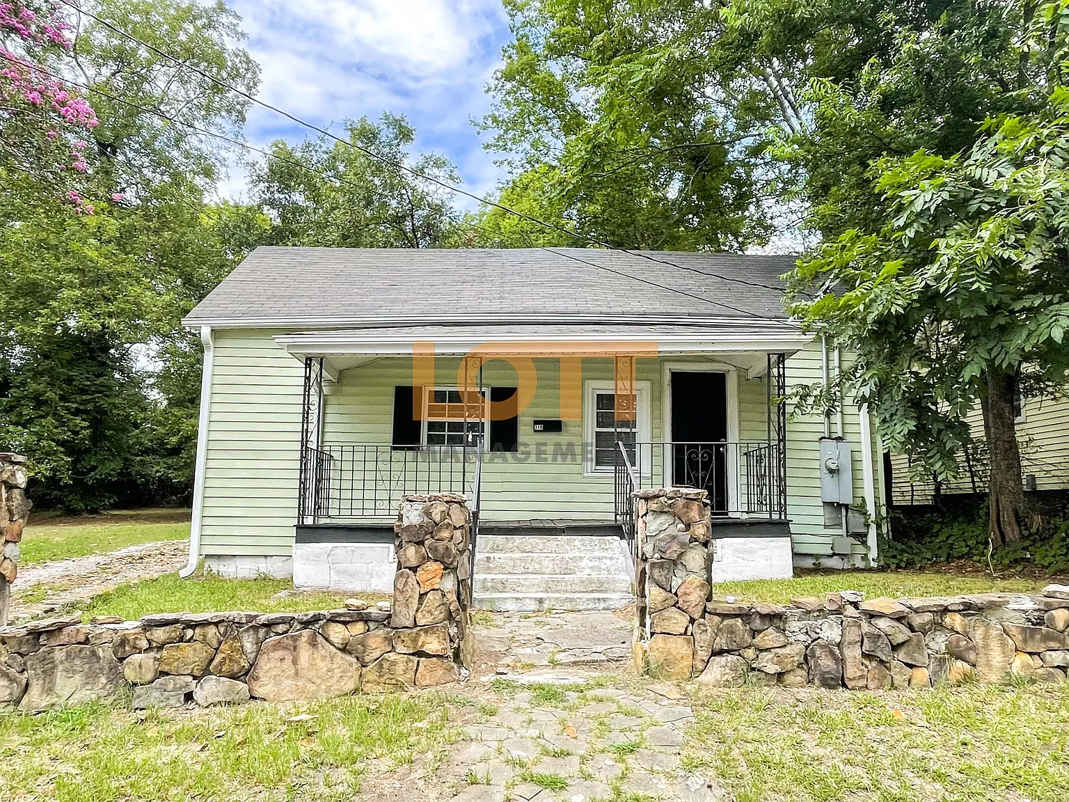 2 bed, 1.5 bath, 900 sqft, $1,300 — Photo 2