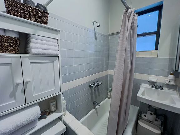 5th image of 42 Bank St APT 23