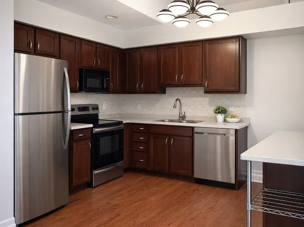 5 Cedar Ct, Vernon Hills, IL