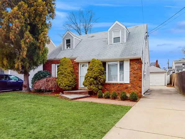 10 Virginia Avenue, Plainview, NY 11803