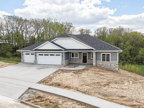 1374 Cedar Trail Dr, Dubuque, IA 52003