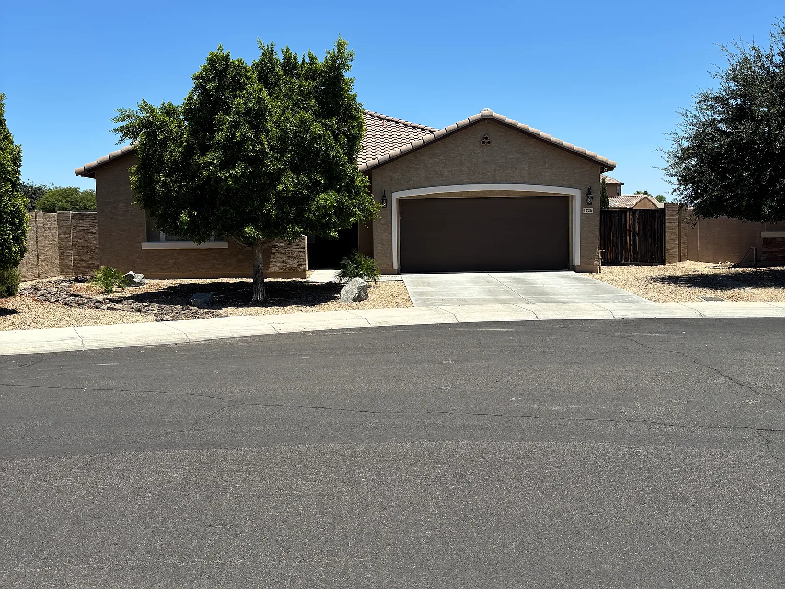 3 bed, 2.5 bath, 2167 sqft, $2,400 — Photo 2