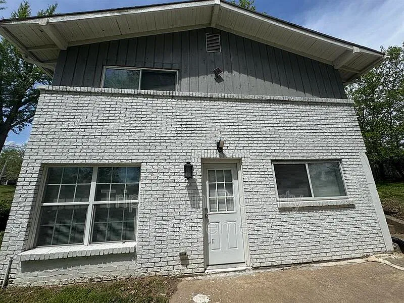 4 bed, 3.0 bath, 2112 sqft, $2,560 — Photo 4
