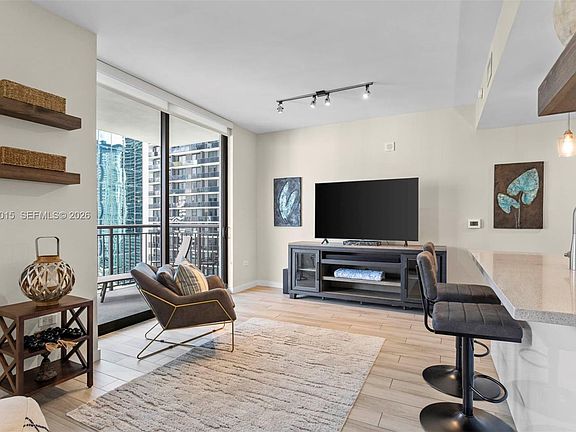 5th image of 999 SW 1st Ave APT 2015