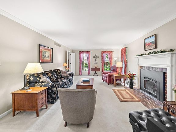 5th image of 3930 Deerpath Pl