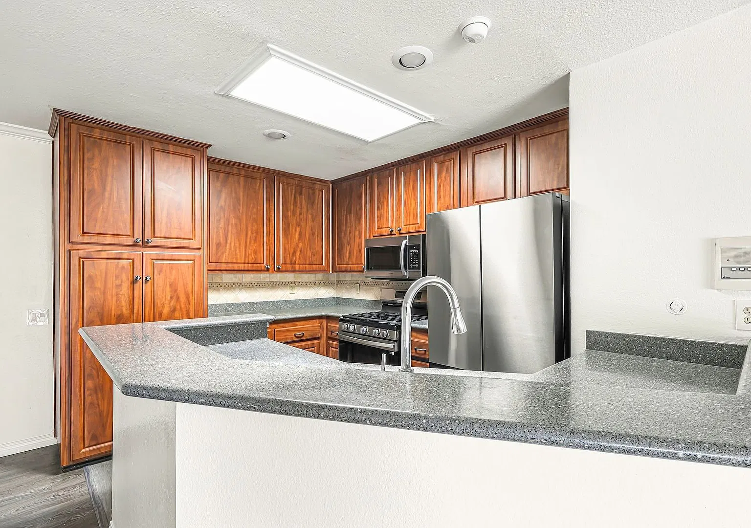 2-Bedroom Condo with In-Unit Laundry, Balcony & Community Amenities! — Photo 4