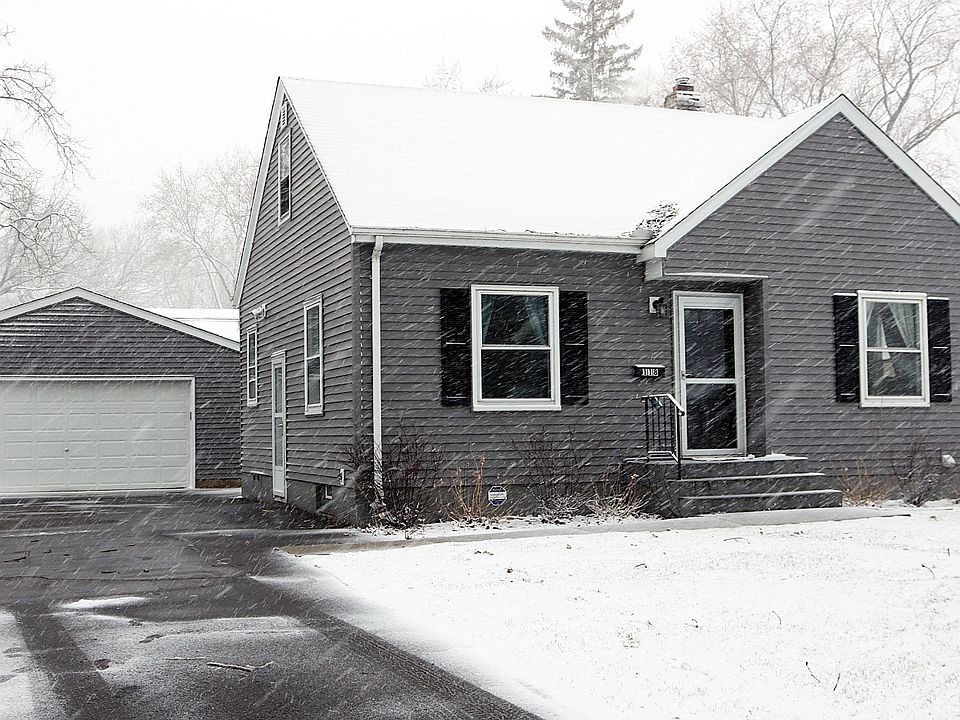 Charming w/2 car garage