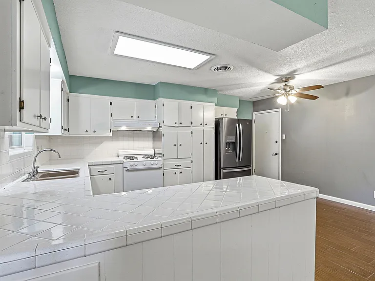 8700 Cielo Vista Dr — Photo 5