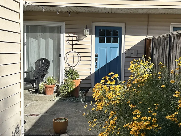1640 Yardley St — Photo 1
