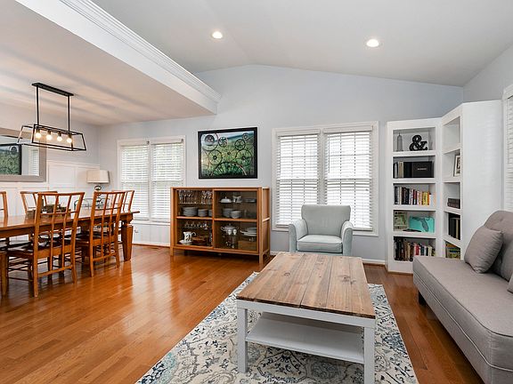 3rd image of 104 Cove Creek Dr