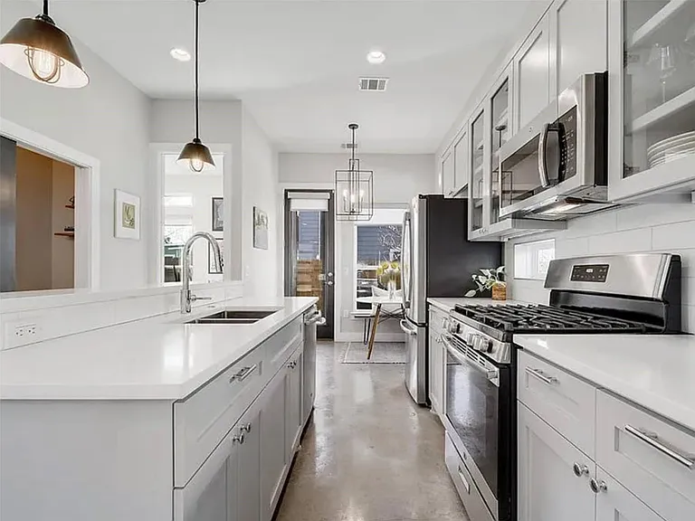 2709 E 3rd St #2 — Photo 9